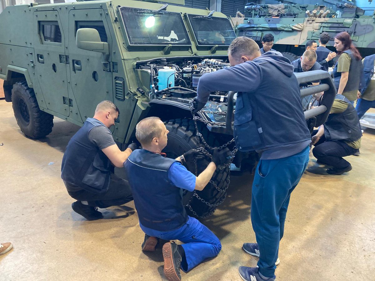 W #Rosomak trwają szkolenia pracowników w zakresie budowy i obsług wielozadaniowych pojazdów terenowych Kia Motors KLTV 4×4 #Legwan. @Polska_Zbrojna @NTWojskowa @Defence24pl @_MILMAG @fragoutmagazine