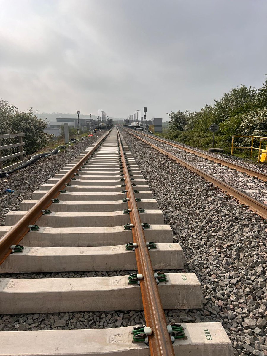 🪨 A solid job!  

📷Our team has laid ballast, rail and sleepers as they install 4 km of new track between Morley and Cottingley.  

🚆We're keeping passengers moving through diversionary routes and alternative transport options. Please check before you travel at…