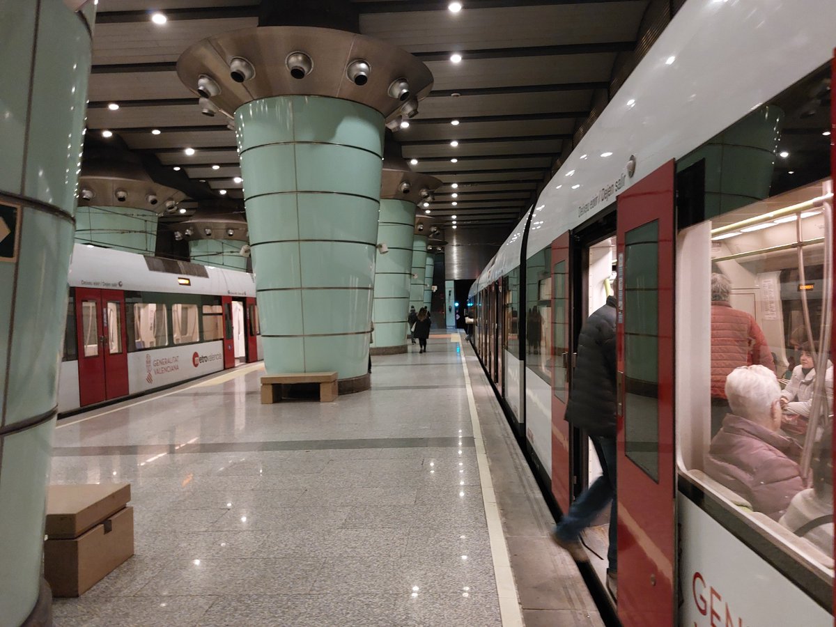 📢🚇 #Metrovalencia avançarà l’inici del servici amb motiu de la festivitat de la Verge dels Desemparats 🗓️ Diumenge 12 de maig 📍 L1: Primer tren entre València Sud i Empalme a les 5.55h 📍 L3: Primer tren entre Machado i Av. Cid a les 6.15h ➡️ bit.ly/4bszLu5