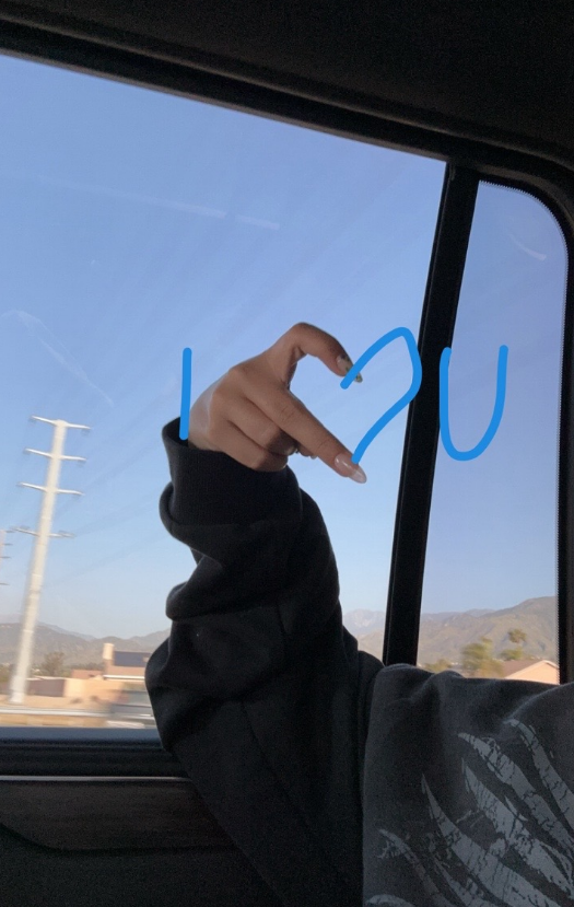 rexstrse's tweet photo. no thoughts just ari doing road trip doodles https://t.co/xiPMAu55j9