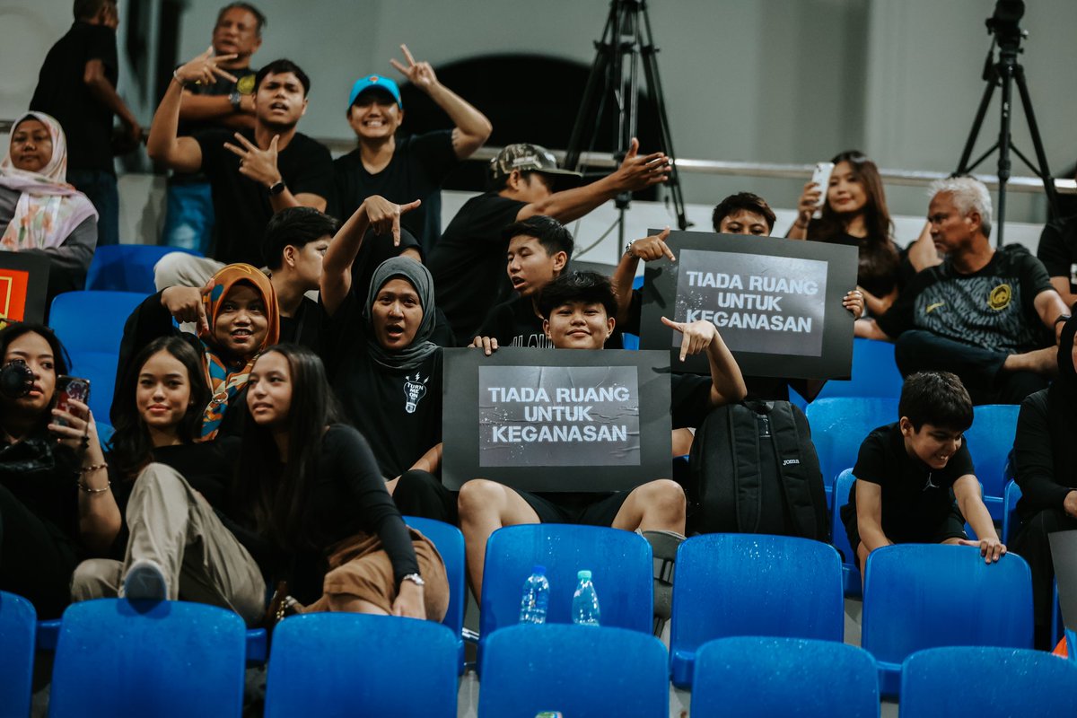 Terima kasih kepada semua penyokong yang hadir memeriahkan perlawanan skuad Wanita Selangor FC semalam di Arena MBSJ dan memakai baju berwarna hitam sebagai tanda solidariti kempen #TiadaRuangUntukKeganasan 

#SFC
#MKLK
#StopTheViolence
#BreakTheGlassCeiling
#StandWithFaisalHalim