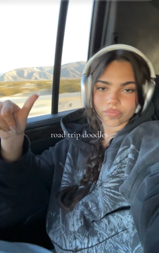 rexstrse's tweet photo. no thoughts just ari doing road trip doodles https://t.co/xiPMAu55j9