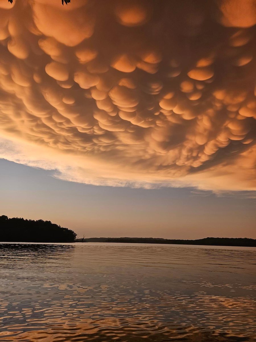 Beaver Lake never looked so beautiful. (Courtesy: Katherine Marquez, mammatus clouds over Highway 12 boat ramp. 8:10 pm) #arwx