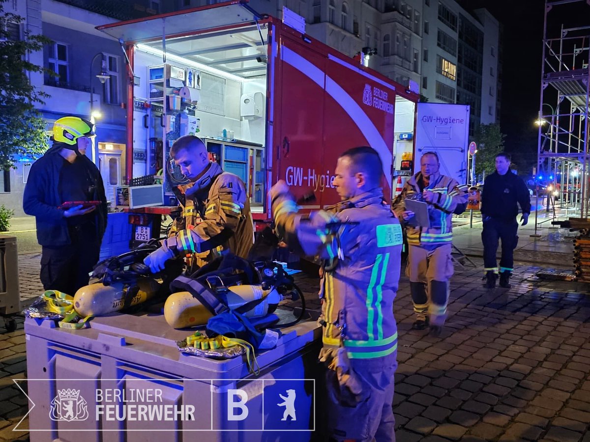 Berliner_Fw's tweet photo. Mitten in der Nacht kam es aus noch unklarer Ursache am #Mathilde_Jacob_Platz in #Moabit zu einem #Brand von Mobiliar in einem dortigen Verwaltungsgebäude. Wir konnten das Feuer schnell mit 1 C-Rohr löschen und eine Ausbreitung verhindern. Es waren 30 Kräfte von uns tätig.
#EstuK https://t.co/Xn53KEi77s