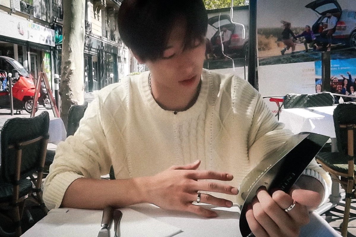 KISSYJEONS's tweet photo. a day in paris with juyeon https://t.co/B6yLjBChPE