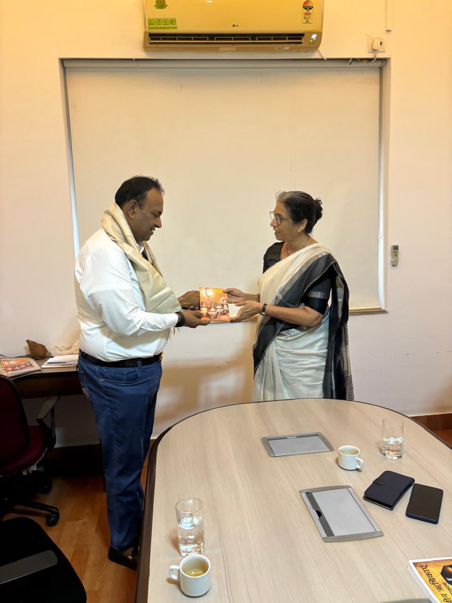 Very grateful to Honourable VC of SNDT University Devi Ujjwala Chakradev Ji for honoring me and discussing some great ideas for development of Bhartiya Nari Gurus of the future. Two great projects of hers 1) Nari se Narayani 2) Rishikas of Vedas are an absolute necessity of