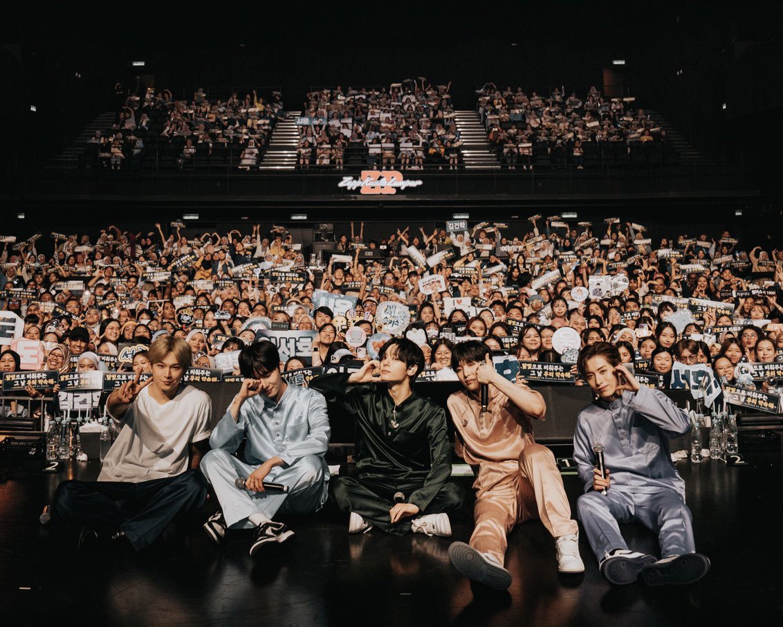 From this to this. From edit Oneus wearing baju melayu to they really wear it during concert 😍

Thank you fanbase @ONEUSMALAYSIA 🙆🏻‍♀️💕

Selamat Hari Raya from Oneus & ToMoon 🌏🌙

#La_Dolce_Vita #2ndWorldTour #ONEUSinKL #ONEUSinMY #ONEUSBalikRayaKL @official_ONEUS