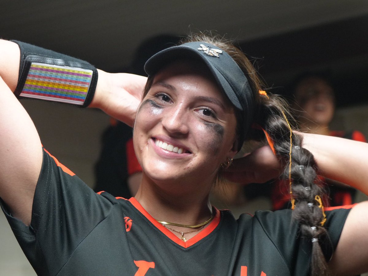 SMILE IF YOU JUST HIT AN INSIDE THE PARK TWO RUN HOME RUN 🔥 LADY JACKETS LEAD 6-4 🐝 #JFND | @RHSJacketSB