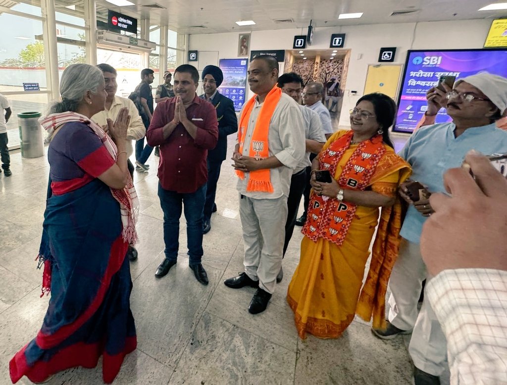 Smt @nsitharaman was accorded a warm welcome by @BJP4Jharkhand karyakartas upon her arrival at the Birsa Munda Airport in Ranchi.