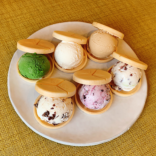 本日は、アイスクリームの日です！
新緑が気持ちいこの頃アイスクリームも食べたくなるこの頃です。
画像は、富士吉田の和菓子屋さんのモナカアイスです！
定番の抹茶や和菓子屋さんならではの和三盆のアイスも楽しめます！季節のフルーツを使った限定アイスクリームもお薦めです！！

#fujiyoshida