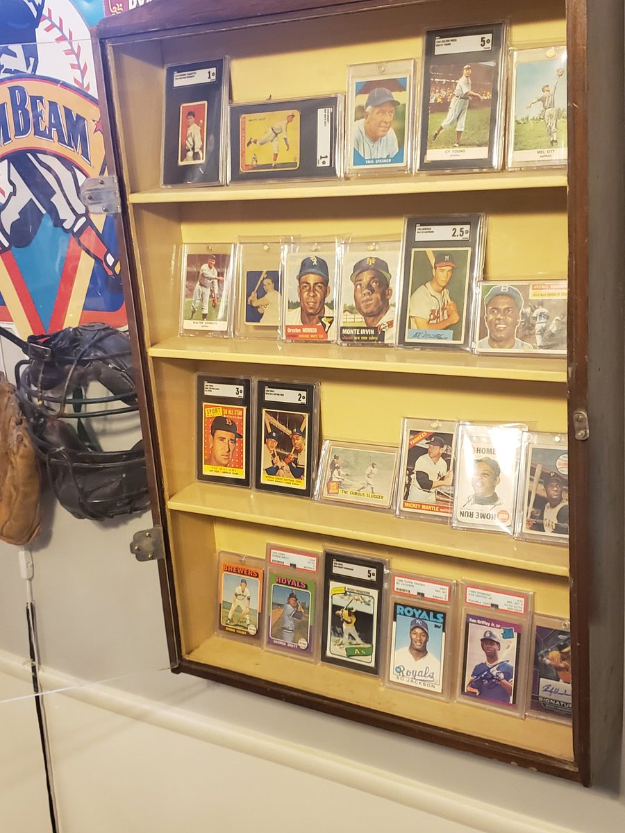 Changed out the display back to Vintage ⚾️!!!! Some of my great new adds are now in there!!! #Collect #TheHobby #VintageBaseball #Baseball