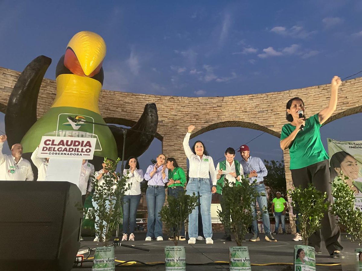 RocioCoronaNkm's tweet photo. Cerramos el día con una reunión vecinal en la Plaza San Gerardo en la Colonia Jalisco en #Tonala junto con @karencastrejont dirigente nacional del @partidoverdemex y mis compañeras candidatas @YerinaVazquez, @ClauGarcia_Hdez y @FombonaMarta.
#EsTiempoDeLasMujeres
#Distrito07 https://t.co/gFb6AyWCaY
