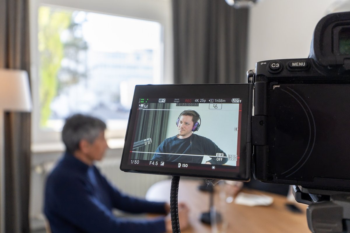 Patrick Niedermayer (@patrickndmr) on Twitter photo Ranga Yogeshwar kennen bestimmt viele von euch, aus dem TV.  Ihr könnt euch denken, wie wir uns gefreut haben, dass er bei Klimanachbarn dabei ist.   
Rätsel: Wie viele Tankfüllungen braucht ein Auto, bis der CO₂ Ausstoß so viel wiegt wie das Auto?
open.spotify.com/episode/7JflUk… Ranga Yogeshwar kennen bestimmt viele von euch, aus dem TV.  Ihr könnt euch denken, wie wir uns gefreut haben, dass er bei Klimanachbarn dabei ist.   
Rätsel: Wie viele Tankfüllungen braucht ein Auto, bis der CO₂ Ausstoß so viel wiegt wie das Auto?
open.spotify.com/episode/7JflUk…