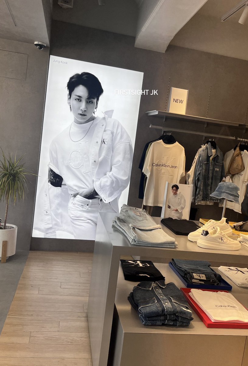 Jungkook is proudly displayed in his hometown, Busan 🥹
Calvin Klein store in Nampo ❤️