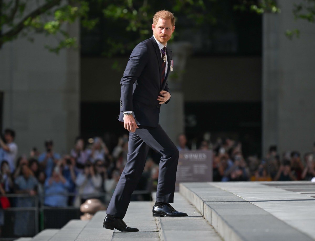 King Charles & William may think they snubbed Prince Harry to make him look bad by turning down Harry’s magnanimous invitation to them for the Invictus Games’ 10 yr anniversary. But, they are actually showing the🌎that amongst them, Harry stands tall like a king. 
#GoodKingHarry