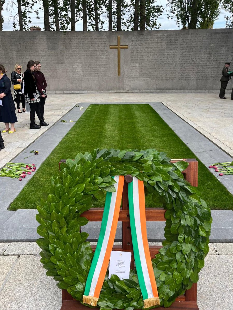 Wreath laid by @PresidentIRL yesterday at Arbour Hill

#1916RelativesAssociation #1916Rising #Dublin #Ireland 🇮🇪