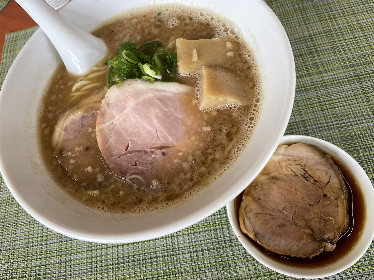 麺や福々三座🍜✨
福々(京都豚骨醤油)、厚切りチャーシュー🍜🍖✨
うまい🥰💯✨
2種類のチャーシュー絶品😊🍖✨
今日も良い一日を🌈✨