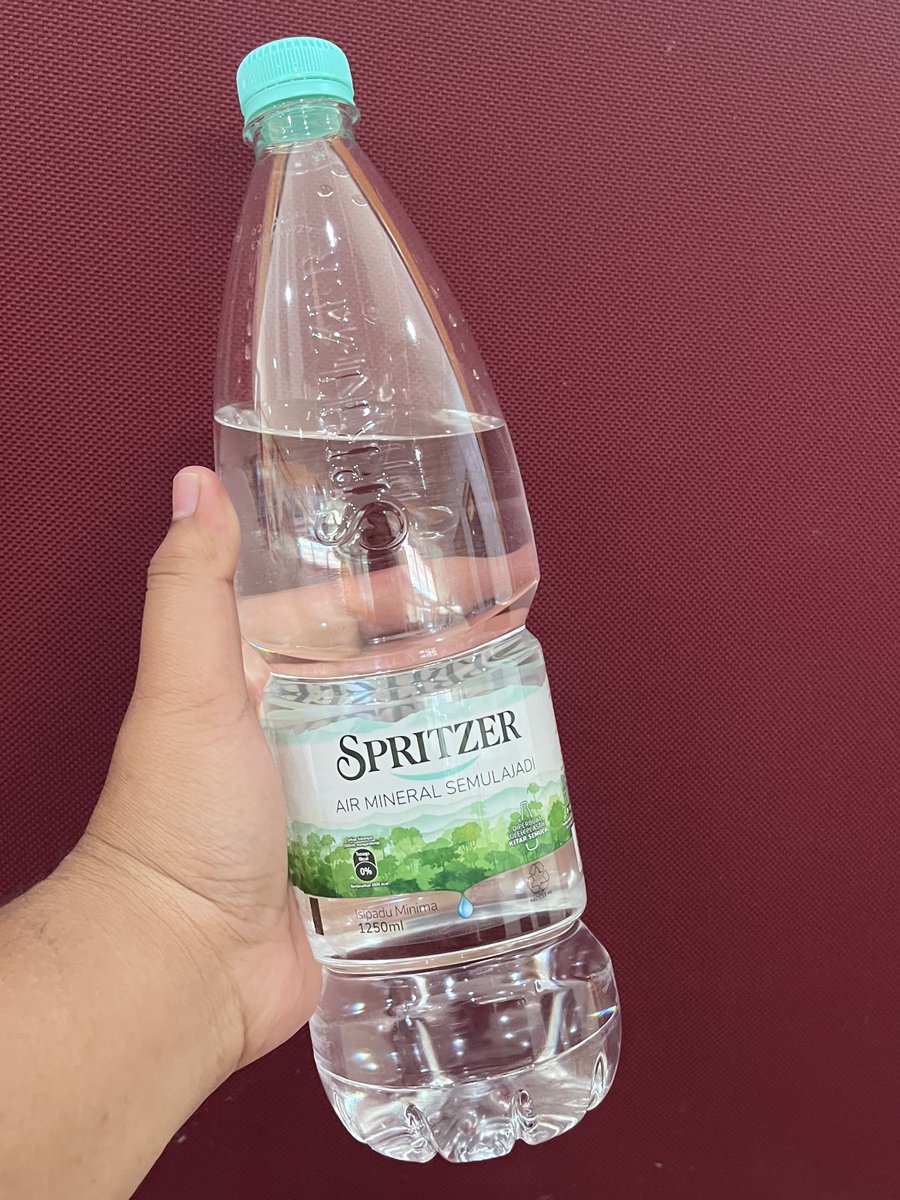 Air Mineral Spritzer mahal sikit dari air mineral yg lain + murah dari evian😂

Lagipun ada 60mg/L silica which is lagi tinggi compared to evian. Silica bagus untuk produce collagen kulit, kuku & rambut.

Air mineral ni je yang sedap!