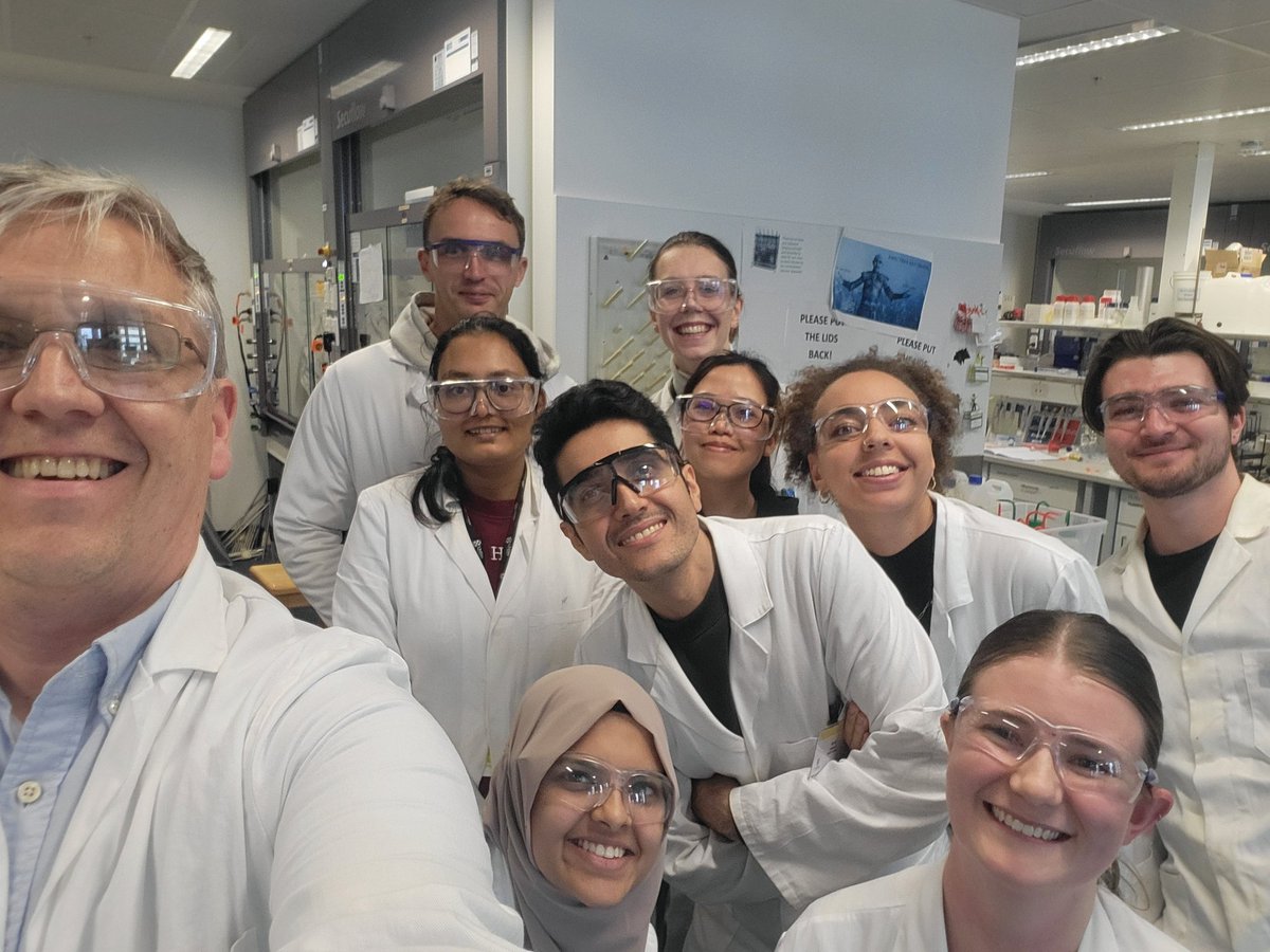 After a very successful @Thordarsongroup in-lab safety workshop, we couldn't resist the opportunity to do a lab-coat selfie! I am very proud to have the opportunity to work with all these #ozchem talented researchers!
