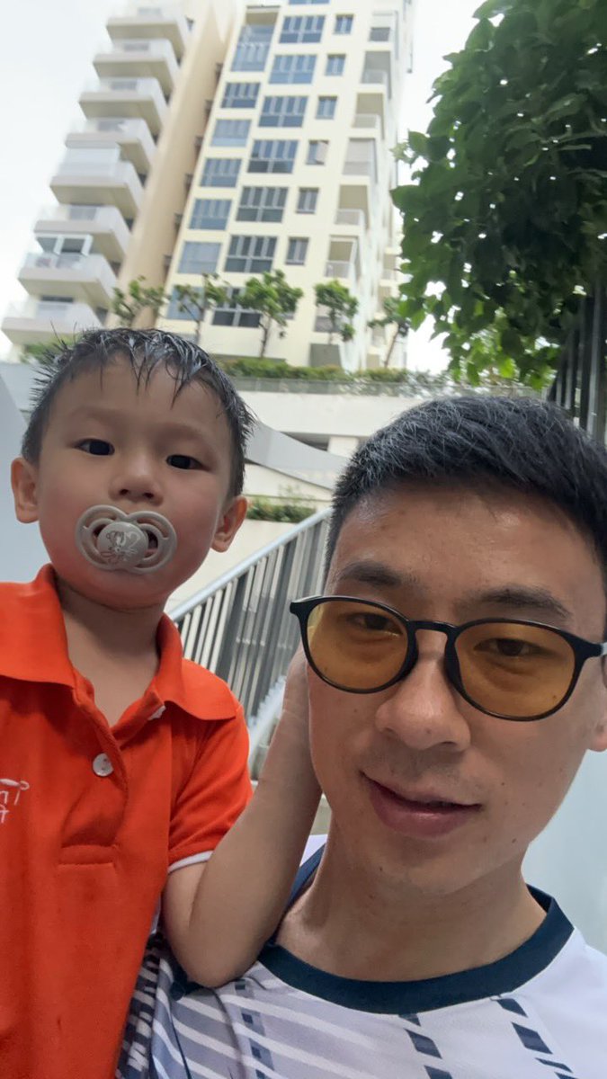 Yaz889's tweet photo. #FamilyFirst The little Skyler can eat, can read and can play together :) https://t.co/6XAWi5zQOZ