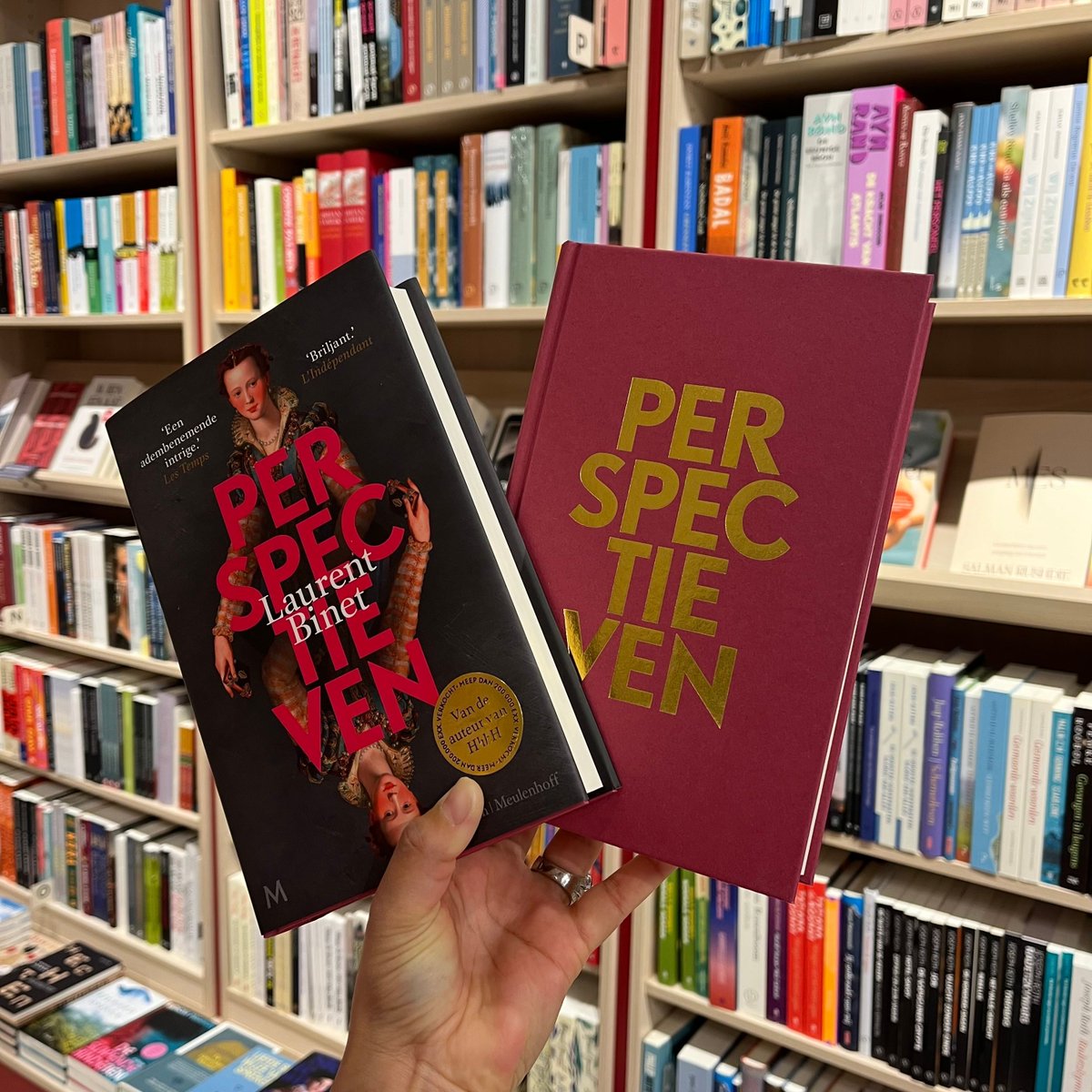 Laurent Binet, de auteur van HhhH, toont zich opnieuw een virtuoze schrijver. Perspectieven is een met vaart geschreven historische detectiveroman vol intriges en plottwists, gesitueerd in het Florence van de familie De' Medici.
buff.ly/4bvW2qT