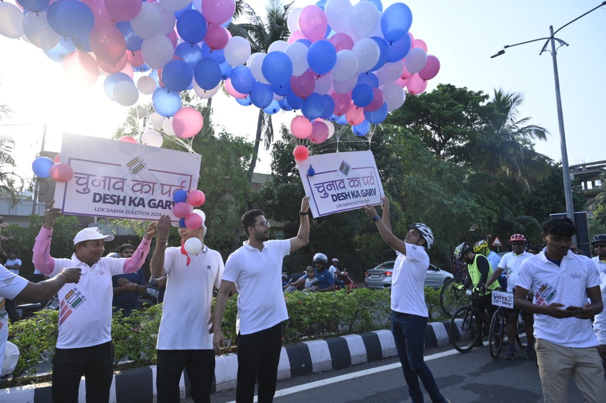 Cylothon 🚴‍♂️🚴‍♀️ for #VoterAwareness in #Bhubaneswar. Great enthusiam shown by the cyclists, the programme started from BMC Vending Zone near CRPF and ended at Mahatma Gandhi Park near Janata Maidan. BMC Commissioner, Collector Khordha @DMKhordha, DG CRPF joined the programme and