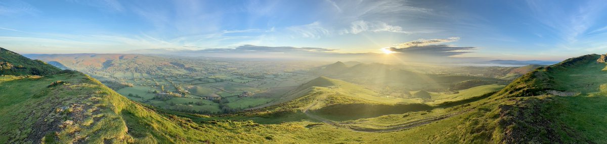 And finally the sun has made it’s way up and through the cloud! ☀️🌱 #ShropshireHills #Weather