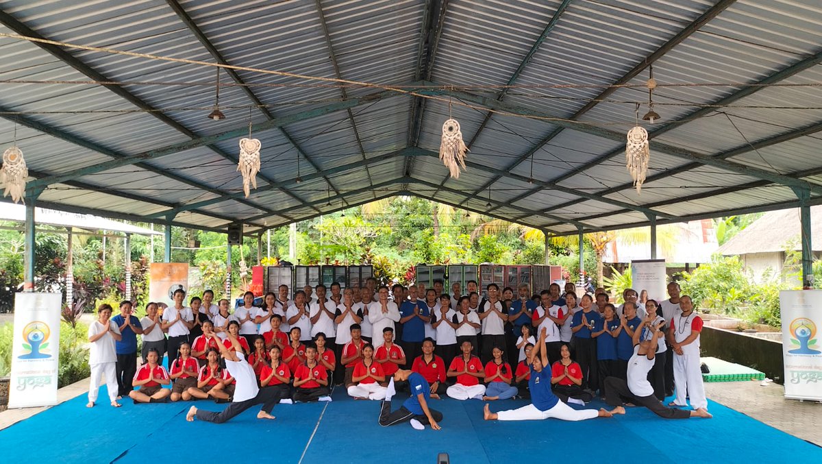 Yoga emphasizes personal hygiene as a holistic approach to overall well-being, focusing on purification of body and mind, beyond just a clean body. The 13th pre #IDY took place in Tabanan on 21 April and was organized by CGI & SVCC Bali in collab. with Pasraman Seruling Dewata.