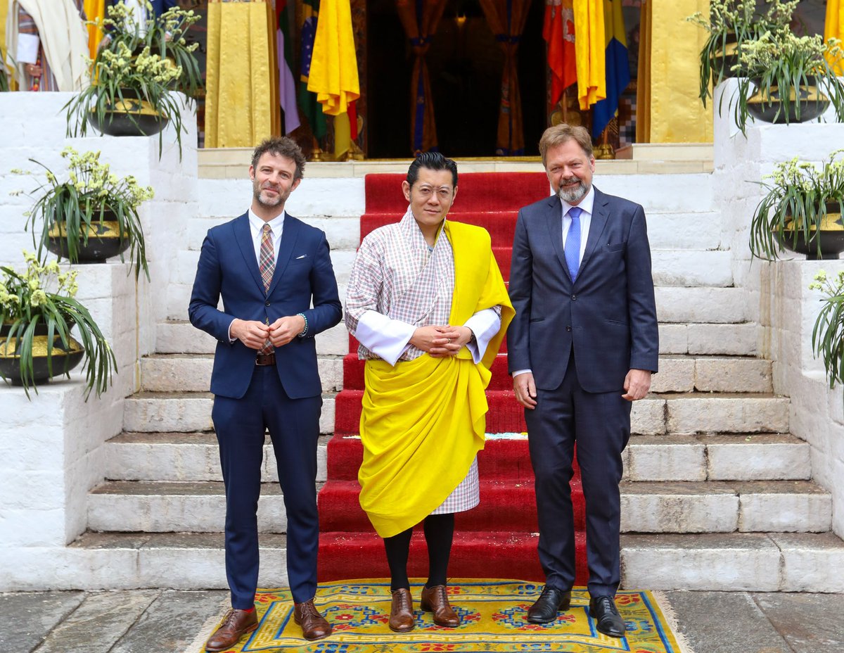 It’s a morning I’ll never forget. I handed over my credentials to the King Jigme Khesar Namgyel Wangchuck in Thimphu. I am very impressed and humbled by the century old Buddhist rituals, chanting monks & traditional dances. 

Germany will be a strong partner for Bhutan. 🇩🇪🇧🇹