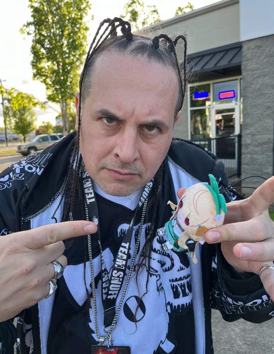 Yesterday, I went with my fiance to an underground horrorcore show. It's not my kind of music but the people are always real friendly. I usually vibe at the back. 😎👍 I thought it would be funny to get my kamioshi with my fiance's 'kamioshi'. This is Scum holding Pomu.