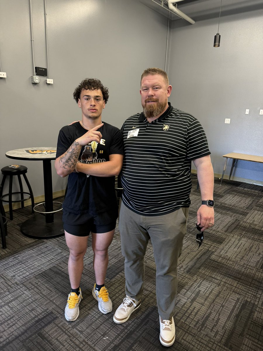 Thank you @CoachSeanCronin at Army Football For your interest in me and coming to talk to me! Thankful to connect with you. @D_TKelly @saguarofootball
