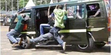 Ukishukia Kayole alafu uulize donda luggage yako yenye ulipeana Railways uwekewe kwa boot 💀😂👇