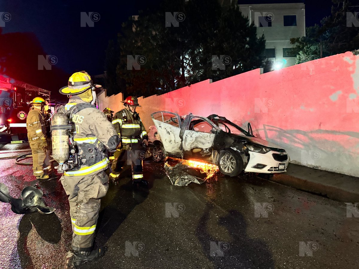nSaltillo's tweet photo. Una fuga en un cilindro de gas, que transportaban en un vehículo Chevrolet, originó un flamazo y posteriormente el incendio de la unidad sobre la calle San Lorenzo, a un costado del colegio San José. 

El conductor del carro, quien sufrió quemaduras de primer grado, relató que al percatarse que se estaba fugando el gas, se orilló para intentar controlarla, pero, al manipular la válvula, se originó una chispa que inició el fuego. 

Bomberos se encargaron de sofocar las llamas que dejaron en pérdida total el vehículo, mientras que paramédicos de la Secretaría de Salud decidieron que era necesario trasladar al hombre al hospital del ISSSTE para ser tratando de las quemaduras que presentaba. #Saltillo