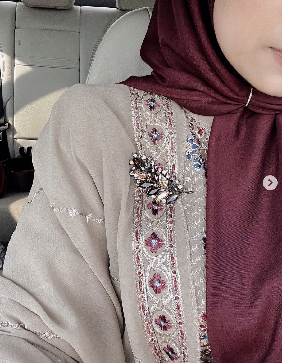 Okay, dah jumpa baju raya Haji!! The sulam detailing is so prettyyyy. Comes with free shawl too!! Lurveee🫶✨