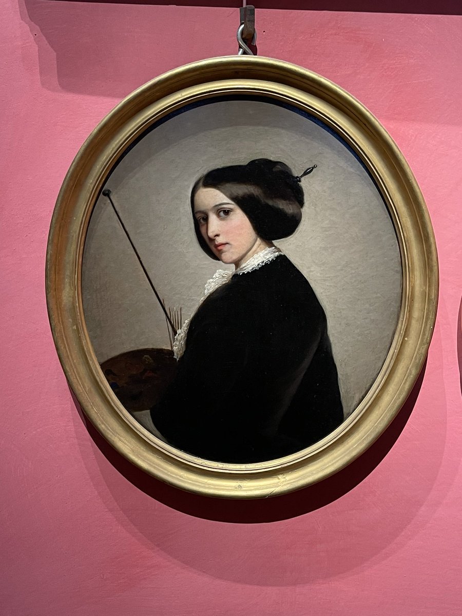 Lei è Emma Gaggiotti (Richards) che in una foto del 1850 ca. Si firma “pittrice e patriota”. Un’artista quasi dimenticata oggi ma famosissima ai suoi tempi. Trova finalmente posto nel recente allestimento <a href="/UffiziGalleries/">Gallerie degli Uffizi</a> degli autoritratti insieme a tante colleghe. Do