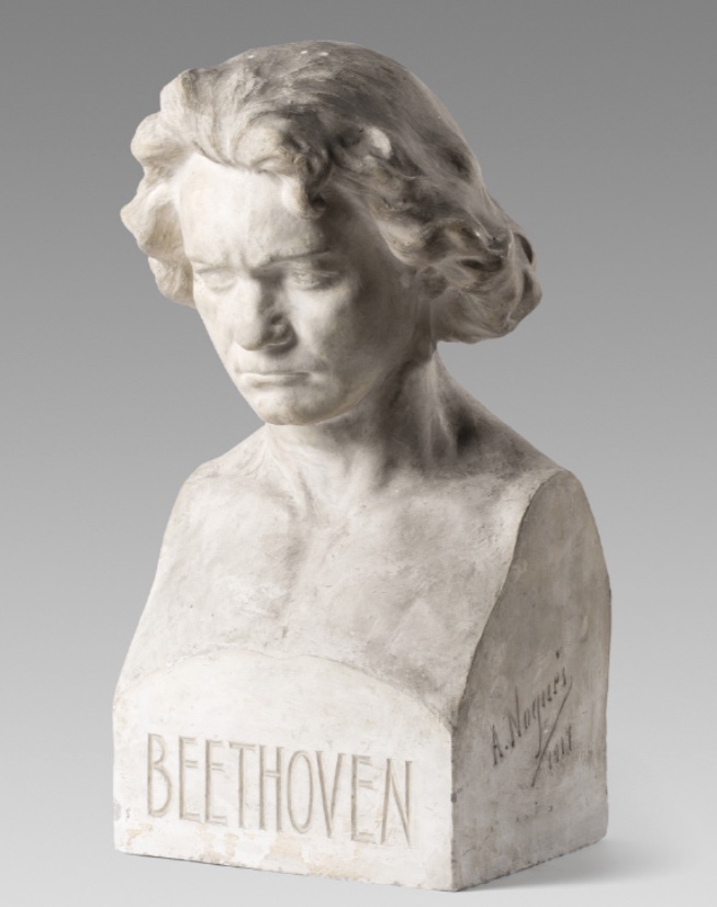 🎶 Aquests dies es commemoren els 200 anys de l'estrena d'una obra mestra: la Novena Simfonia de Beethoven. Ens hi sumem amb aquesta escultura del Museu de Maricel: 📌 ‘Bust de Beethoven’ (1917), d'Anselm Nogués, guix, 60 x 32 x 25 cm ℹ️ museusdesitges.cat/ca/peca-del-me…