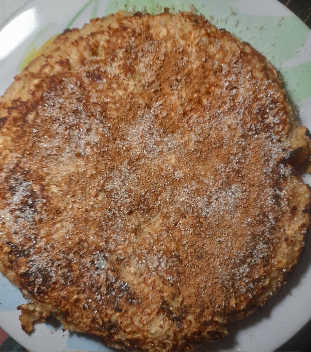 Yo tratando de no consumir tanta harina, de hecho hace 2 meses q no compro,no hago bizcochelo ni budin,hago tortilla de avena,esta la hice con banana pisada,otras con manzana rallada.Prueben!!