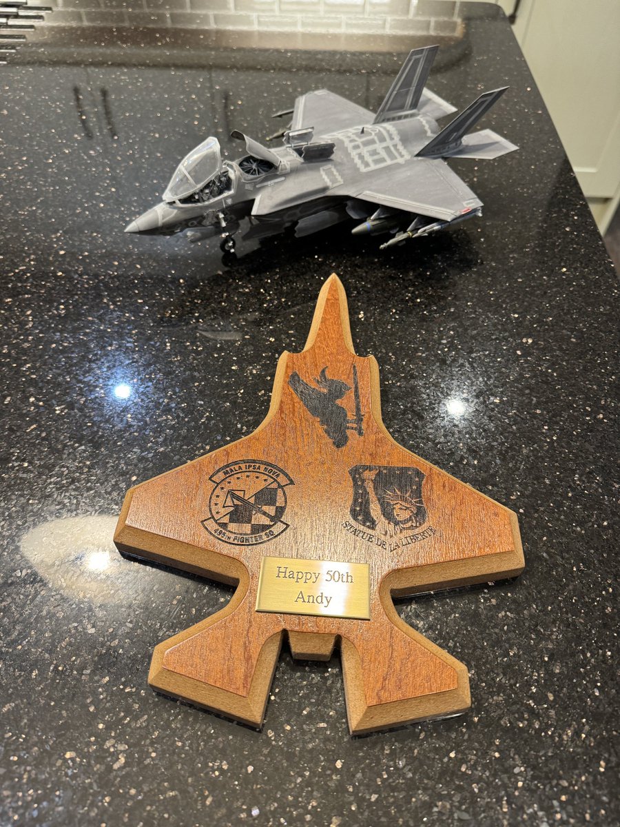 My great mates <a href="/UkBlakey/">Blakey🏎💨🛩🚀🔭☔️</a> <a href="/MikettPhoto/">Michael</a> <a href="/HistoricRepair/">David Turner 🏰</a> and Liam got me this fab b’ day present. F35 silhouette made in workshop onsite at Lakenheath <a href="/48FighterWing/">RAF Lakenheath</a> #495 #valkyries #f35