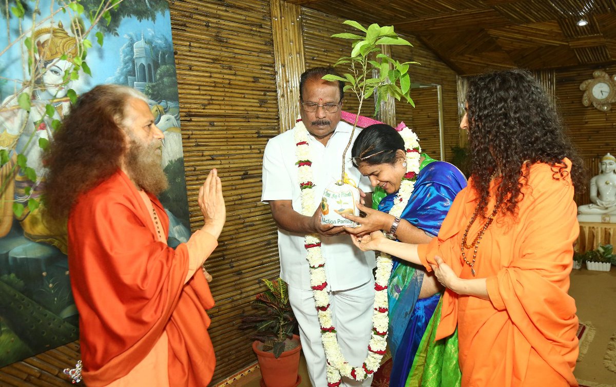 Truly an honor to welcome the Hon'ble @TripuraGovernor Shri N. Indrasena Reddy & family to Parmarth Niketan, the Himalayan Home, and join in the Divine Ganga Aarti with revered @PujyaSwamiji and Pujya @SadhviBhagawati ji. Presented Rudraksha sapling & idol of Lord Rama's family.