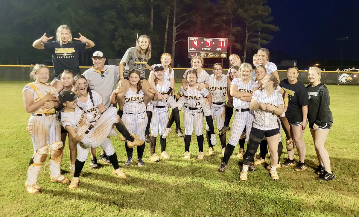 Chesnee Softball Defeats Fox Creek To Win District Championship on Wednesday Night 

@BSSportsJournal @Chesnee_Eagles @CHSsoftball2023 @ChesneeUpdates 

@AndrewEison was there to recap the game 

boilingspringssportsjournal.weebly.com/chesnee/chesne…