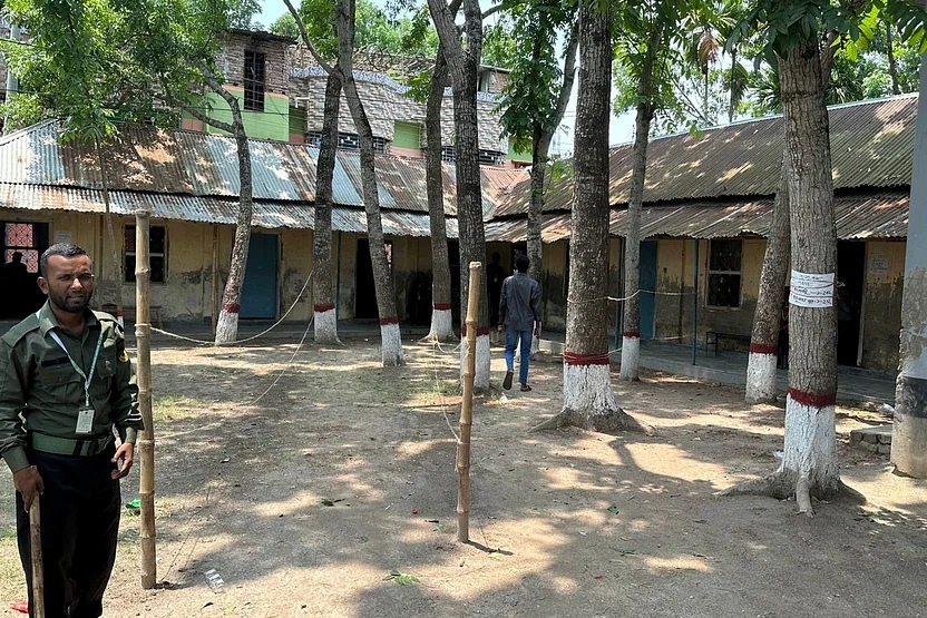 Yesterday, at a polling station in Pangsha Upazila, Rajbari District, only 42 votes were cast by one o'clock, despite voting having commenced at eight in the morning, resulting in a voting rate of 9.7%. This trend was reflected across most centers in the upazila election.
