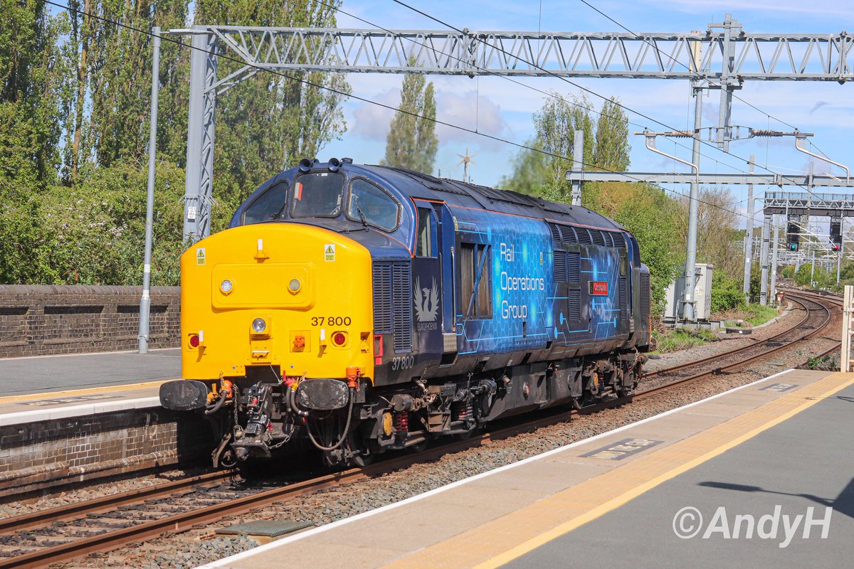 #ThirtySevenThursday here's @RailOpsGroup 37800 'Cassiopeia' passing through the Shire of Kettering last Saturday while working 0M58 Old Oak Depot to Derby RTC. The going away shot here was the better angle for the position of the morning sun. #ROG #MML @TheGrowlerGroup 4/5/24