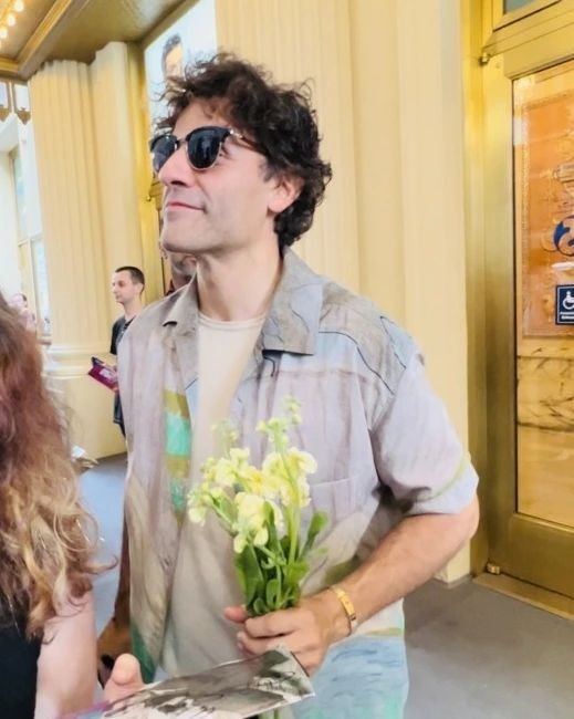 I just want Oscar Isaac to do a flower themed photoshoot 🥲