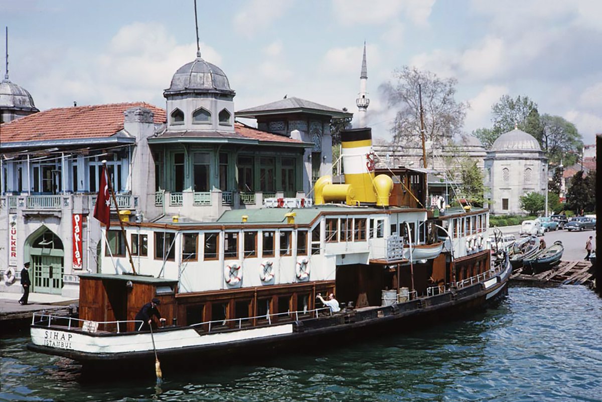 1960’lı yıllardan Beşiktaş iskelesi manzarasıyla günümüzü aydınlatan anılara selam olsun. Günaydın komşularım.👋🏻📸