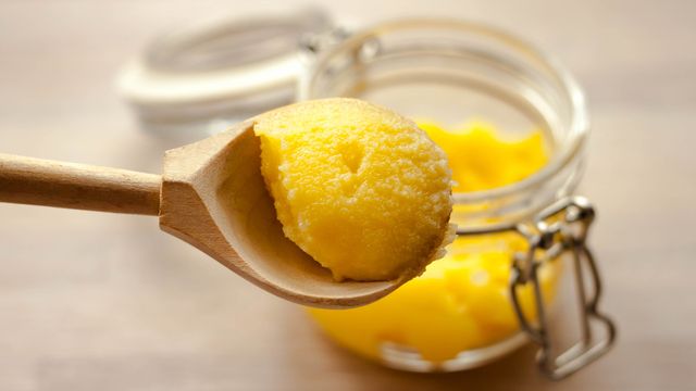 GHEE El ghee es una forma de mantequilla clarificada que se utiliza mucho en la cocina india y en otras partes del mundo. Se elabora calentando mantequilla tradicional para separar la grasa del suero lácteo y el agua. A diferencia de la mantequilla clarificada, en el ghee se…