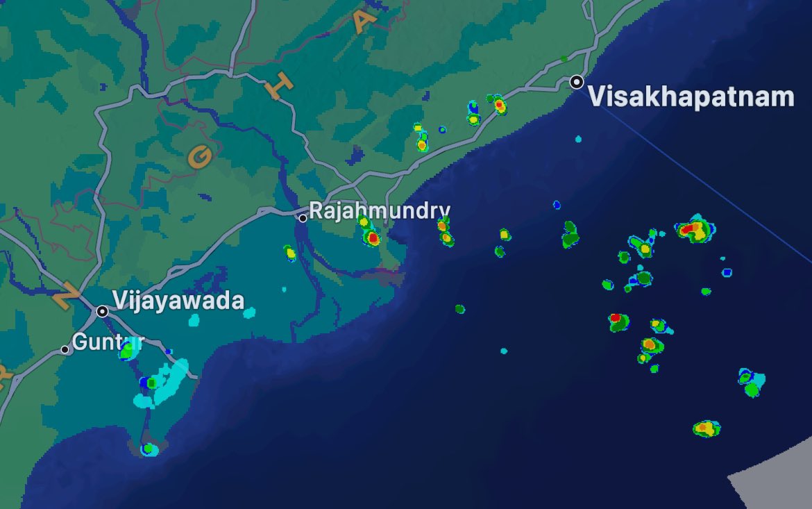 Scattered showers now in Uttrandhra and Godavari Coast. These rains won’t last more than 5 to 10 minutes 👍