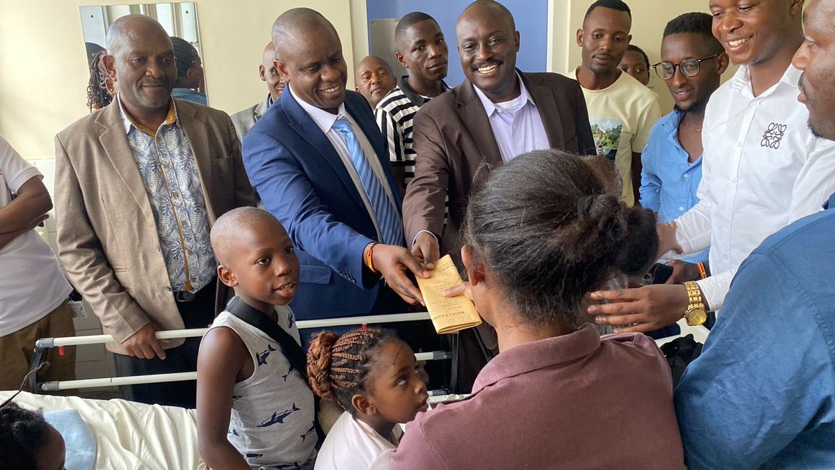 Yesterday, Minister Dr. @BalaamAteenyiDr visited supporyed the 29th April 2024 machete victims who are still nursing wounds at Mulago National Referral Hospital. This family from Ndeje, was attacked by an assailant, resulting in severe injuries to four children. Thank uncle