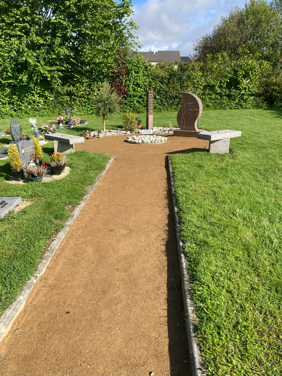 ensemblepourla1's tweet photo. 🪦Cimetière de Lassay 
Pour vous permettre de mieux vous recueillir, les Espaces Verts ont repensé la zone de dispersion du Jardin des Souvenirs. https://t.co/gqssyBvZNP