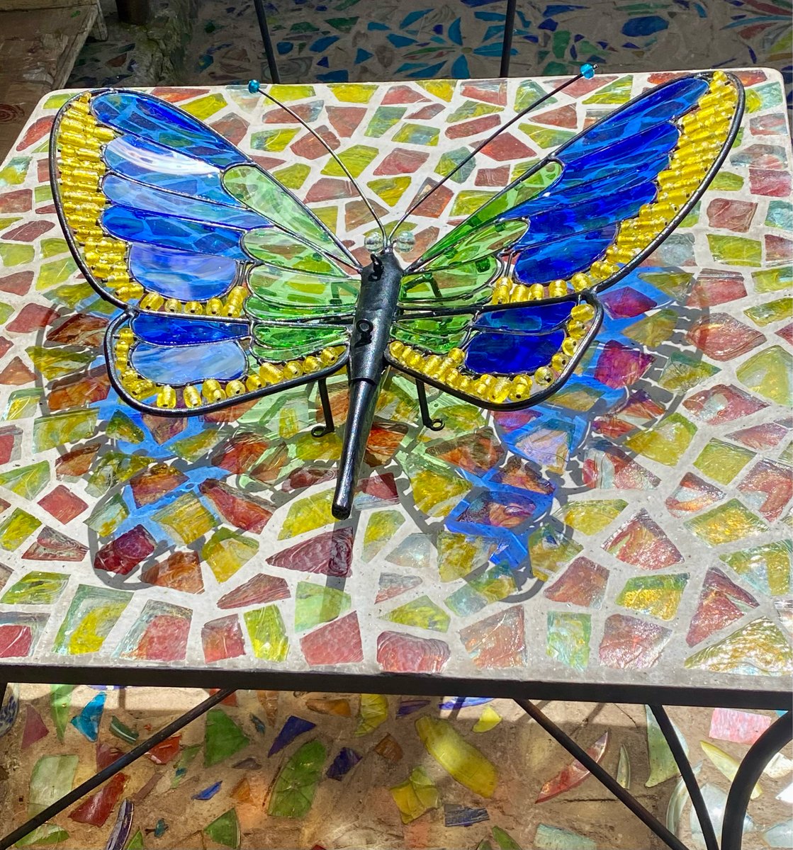 Life is better with butterflies! 🦋 🌺
~~~~~~~~~~~~~~~ 
kitengela.glass 
~~~~~~~~~~~~~~~
#kitengelaglass #butterfly #glassart #handmade #madeinkenya #recycledglass #inspiredbynature #unique #wallart #transformationthursday