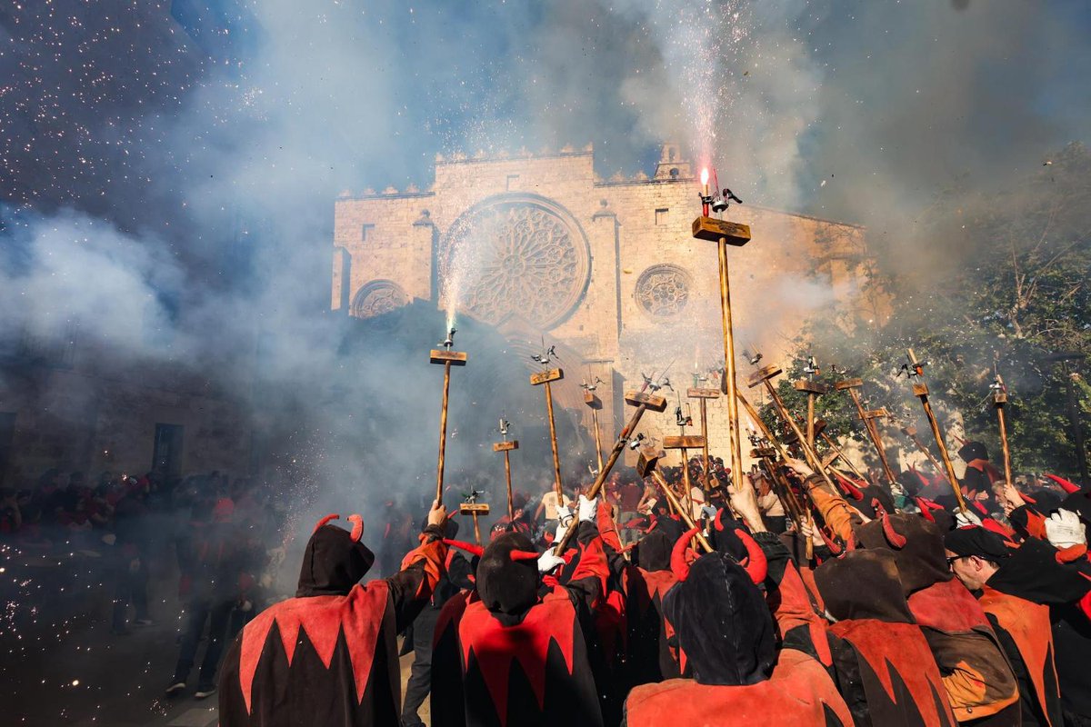 Cugat Mèdia (@cugatmedia) on Twitter photo Sant Cugat s'acomiada de Roger Ricart amb un homenatge festiu
<a href="/diables_stcugat/">Diables Sant Cugat</a> <a href="/tradicionalsc/">Coordinadora SC</a> <a href="/Bastonersstc/">Bastoners Sant Cugat</a> <a href="/caparrots_cugat/">Caparrots de Sant Cugat</a> <a href="/gausacs/">Castellers de Sant Cugat</a>
<a href="/SCVtrabucaires/">Trabucaires de Sant Cugat</a> <a href="/Pagalijoan/">Ball del vano i ram</a> <a href="/EntitatSardStCu/">Entitat sardanista de Sant Cugat del Vallès</a> <a href="/EsbartSC/">Esbart Sant Cugat</a> <a href="/EEmtsc/">Escola de Música Tradicional de Sant Cugat EMTSC</a> #SantCugat
bit.ly/3y6dl3s Sant Cugat s'acomiada de Roger Ricart amb un homenatge festiu
<a href="/diables_stcugat/">Diables Sant Cugat</a> <a href="/tradicionalsc/">Coordinadora SC</a> <a href="/Bastonersstc/">Bastoners Sant Cugat</a> <a href="/caparrots_cugat/">Caparrots de Sant Cugat</a> <a href="/gausacs/">Castellers de Sant Cugat</a>
<a href="/SCVtrabucaires/">Trabucaires de Sant Cugat</a> <a href="/Pagalijoan/">Ball del vano i ram</a> <a href="/EntitatSardStCu/">Entitat sardanista de Sant Cugat del Vallès</a> <a href="/EsbartSC/">Esbart Sant Cugat</a> <a href="/EEmtsc/">Escola de Música Tradicional de Sant Cugat EMTSC</a> #SantCugat
bit.ly/3y6dl3s